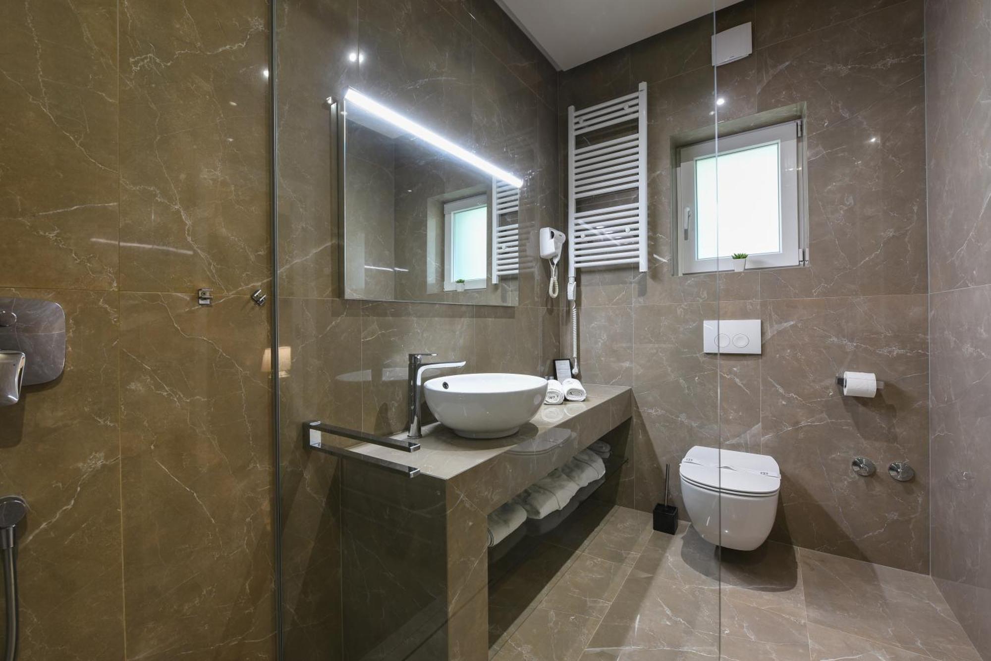 Luxury Lavie 4*